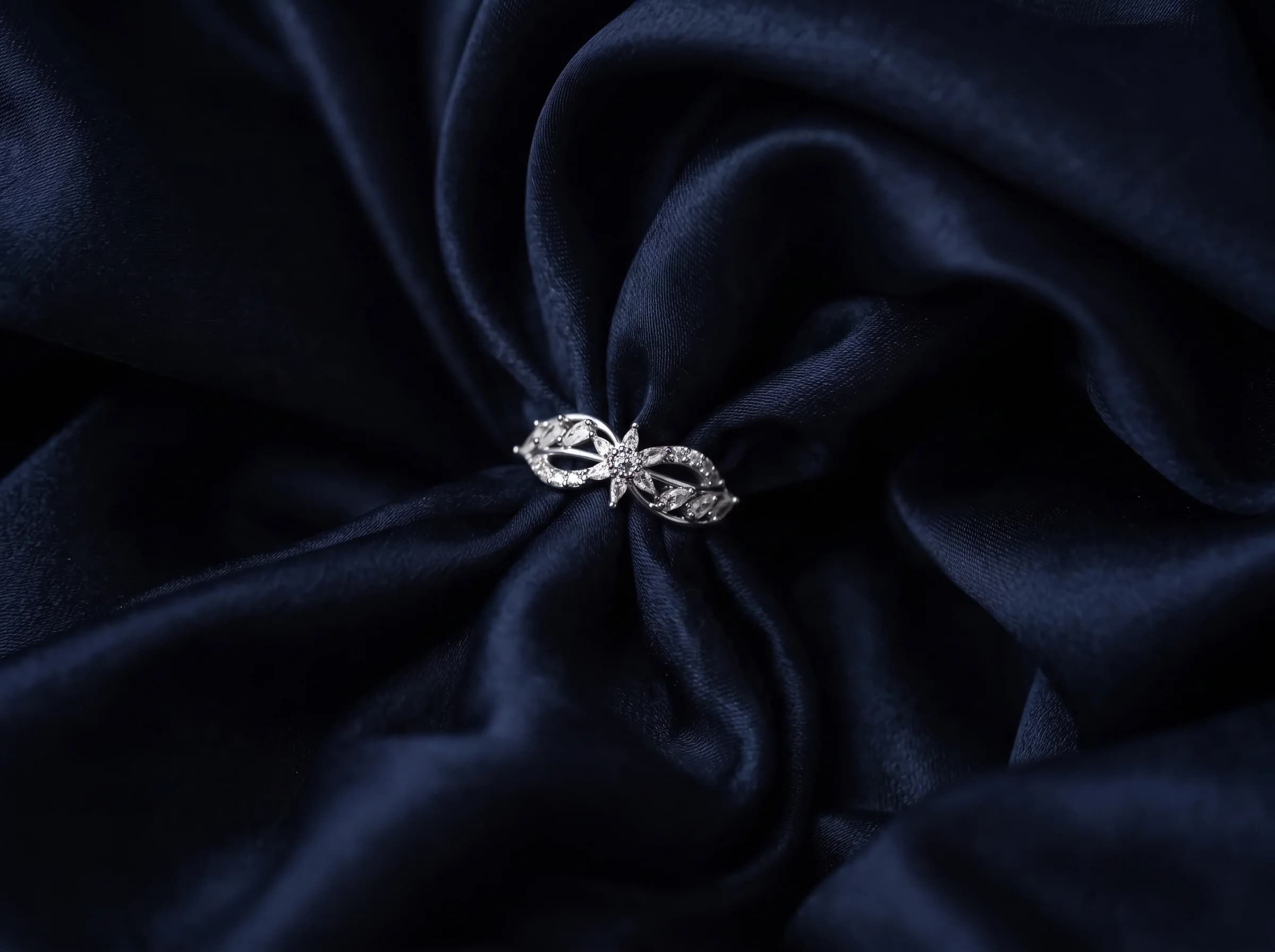 The Stella openwork silver infinity ring with central starburst motif